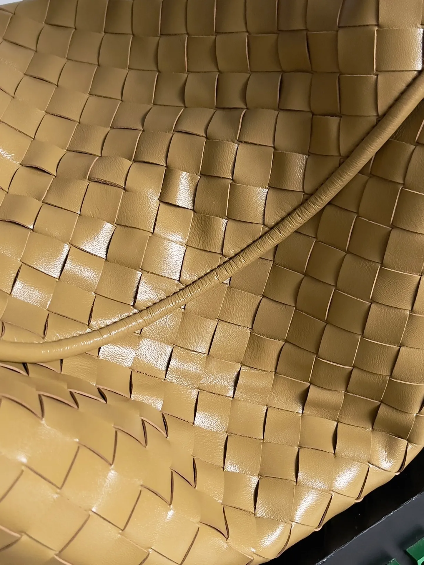 Batch 2160 Recently, I seem to be obsessed with this bag from BV~ The new Hop is really not too beautiful. The whole bag has no seams. The bag body and handles are made of one piece of leather. It embodies the style and essence of Bottega Veneta. It truly represents craftsmanship and creativity. The large size has a very loose and lazy upper body. Big bag lovers will definitely not regret buying it. Style number: 763970 Size: 53*24*13